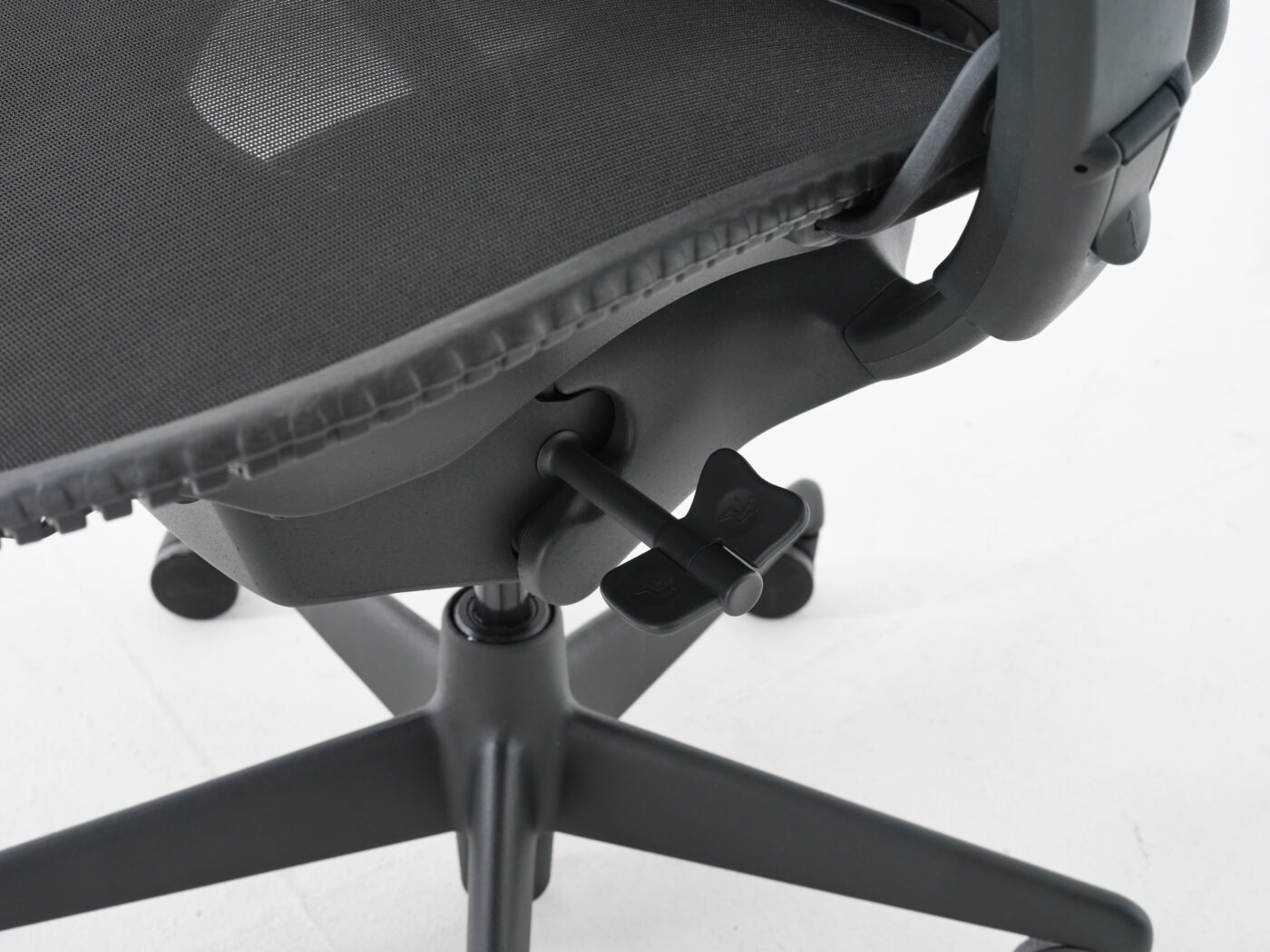 Cadeira Herman Miller MIRRA versão Butterfly - Image 7