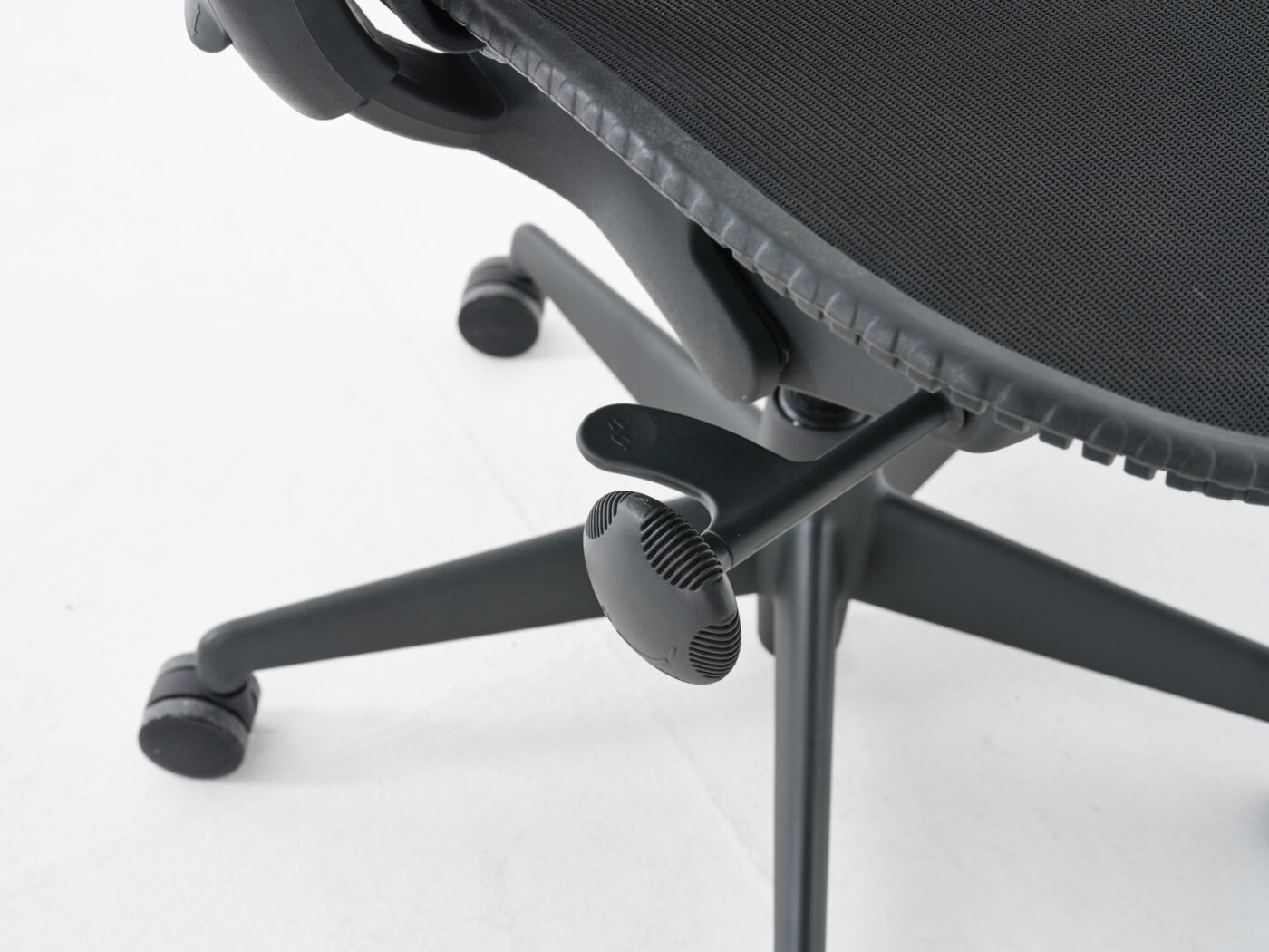 Cadeira Herman Miller MIRRA versão Butterfly - Image 6